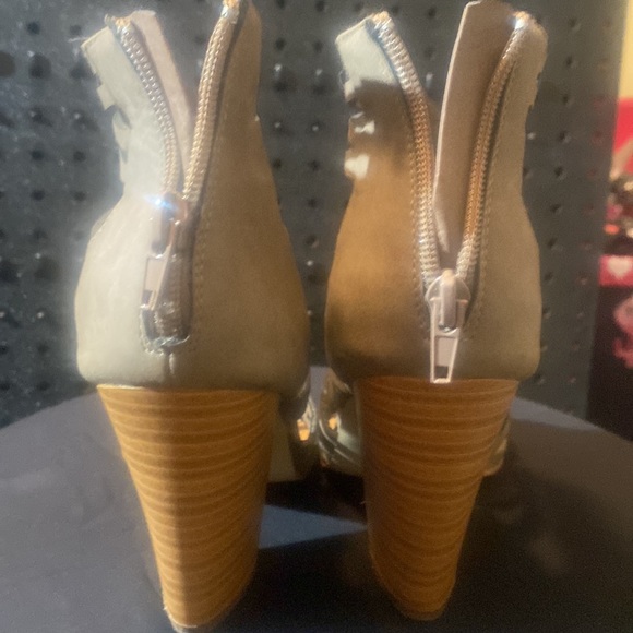 Womens size 6.5 casual high heel sandals - Picture 2 of 3